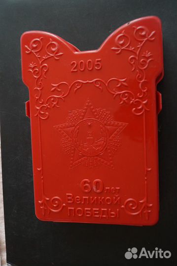 Коробка от подарка и фигурки от киндерсюрприза