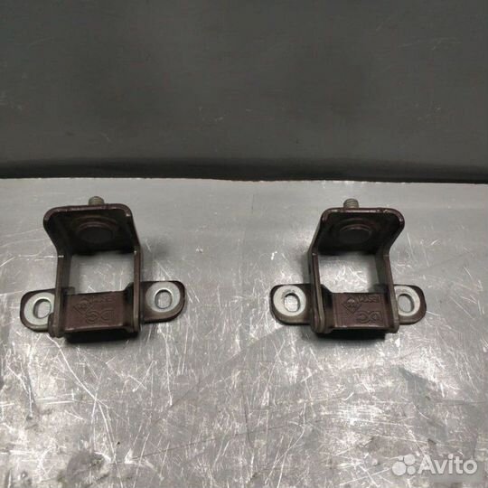 Петля крышки багажника Renault Kaptur 1 1.6-L