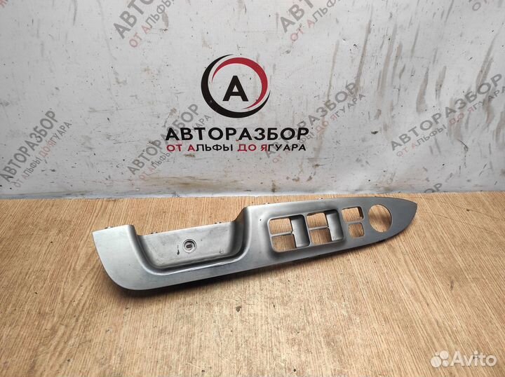 Накладка двери передней левой Kia Carens II (200