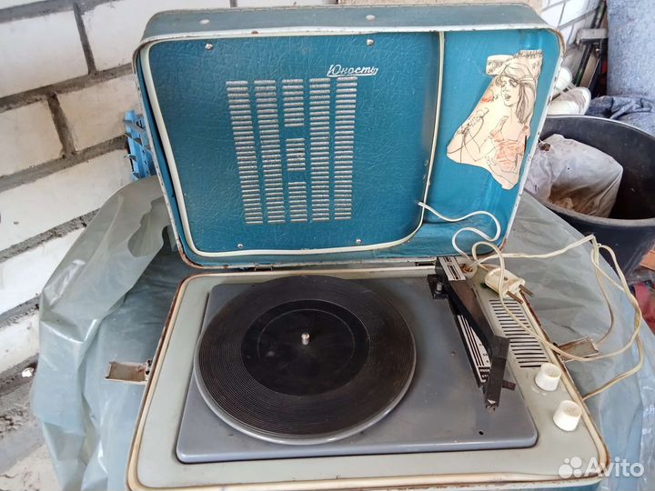 Проигрыватель винила юность