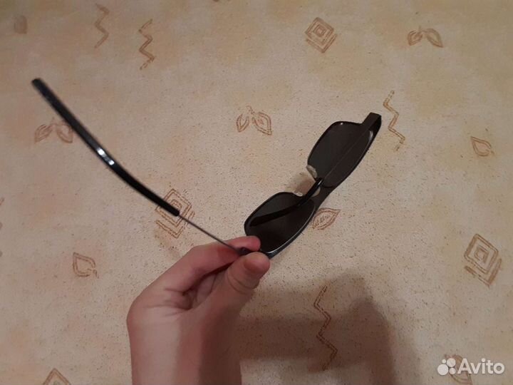 Солнцезащитные очки и чехол для них