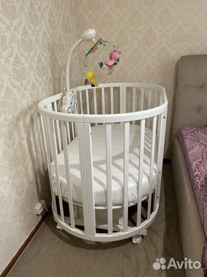 Детская кроватка с маятником