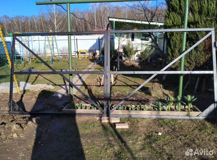 Ворота распашные с помощью калиткой