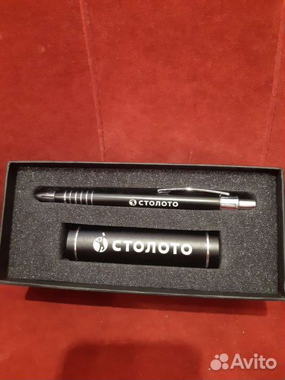 Портативная зарядка и ручка в наборе