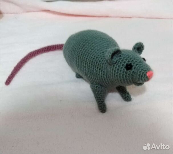 Вязанная игрушка крыса