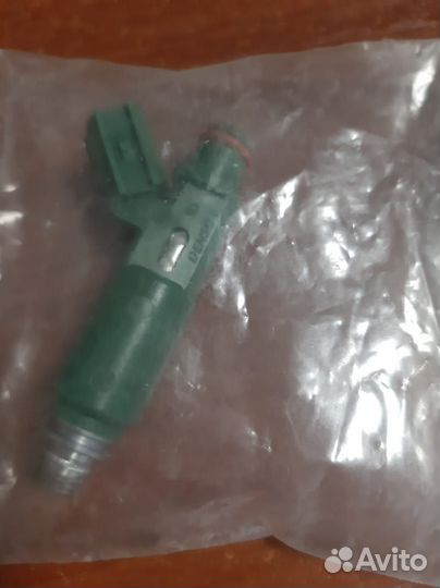 Форсунка Toyota Avensis