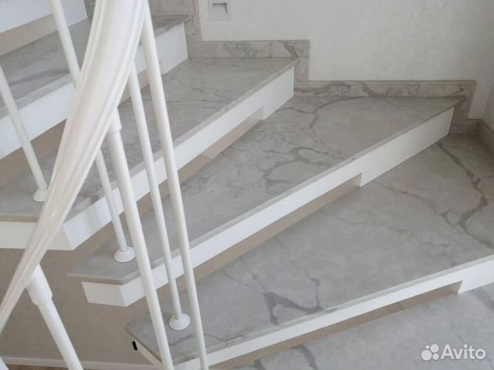 Лестница из камня кварцевый агломерат