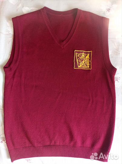 Жилетка школьная бордовая
