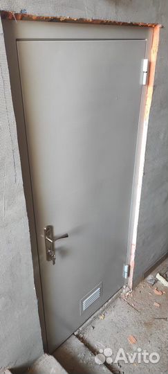 Дверь входная металлическая с вент решоткой