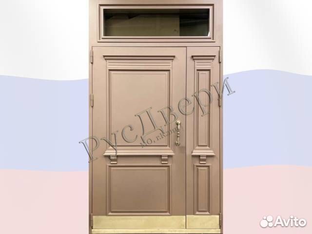 Входная дверь с фрамугой и багетами в дом