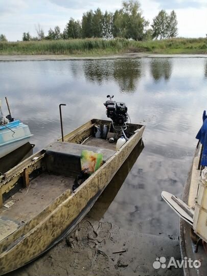 Лодка болотоход с мотором