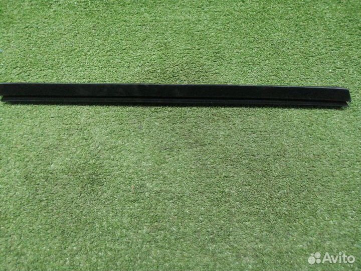 Уплотнитель стекла двери Mercedes Glk