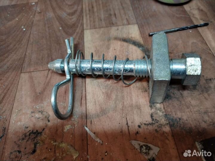 Антистук с фиксатором для фаркопа