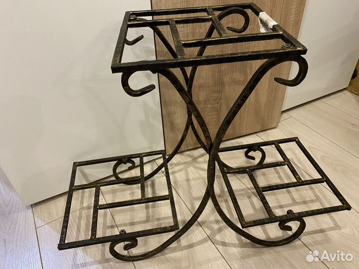 Кованая подставка для цветов