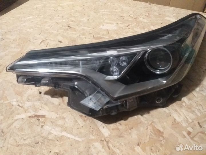 Фара левая Toyota C-HR LED