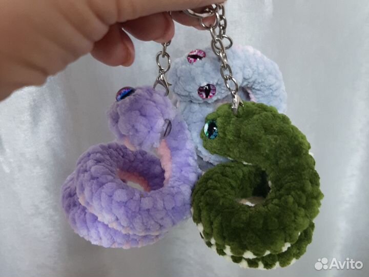Вязаная змейка-брелок