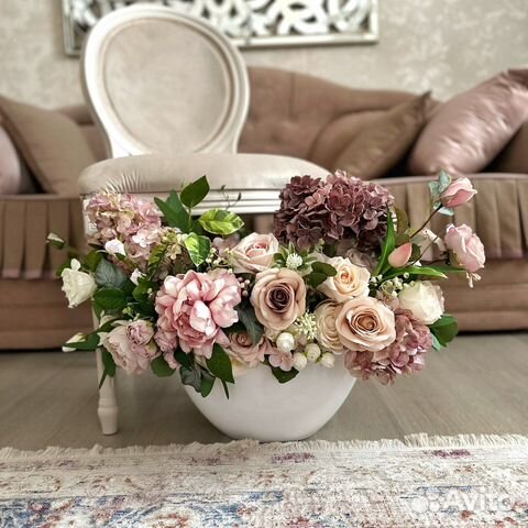 Букет из искусственных цветов в вазе