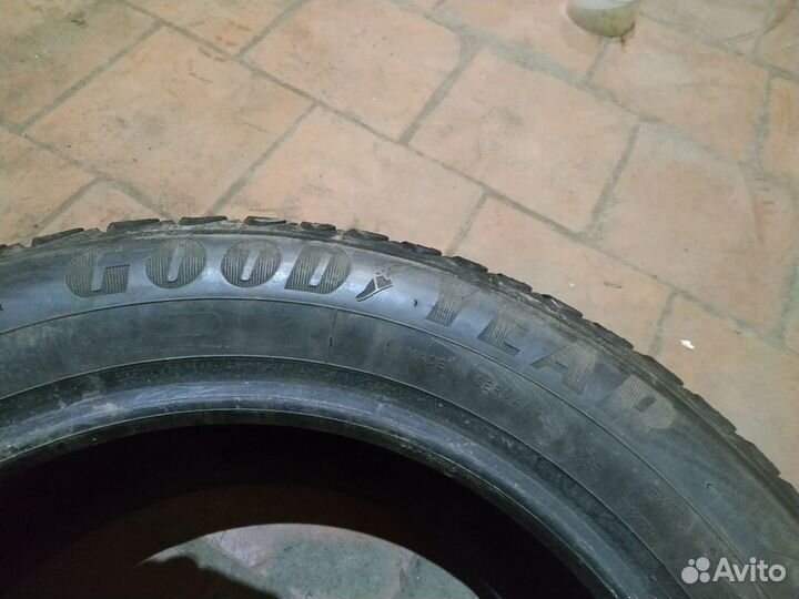 Goodyear Ultragrip Ice Arctic 215/55 R16