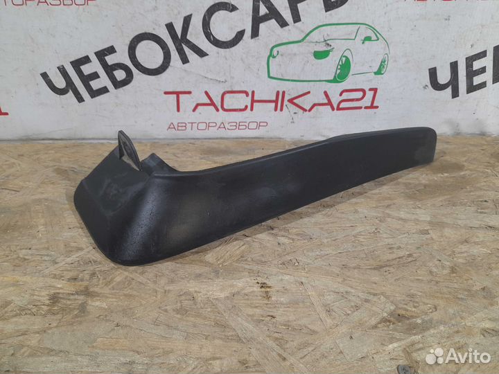 Брызговик передний правый Toyota Highlander 3