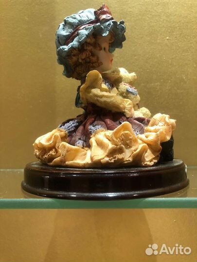 Статуэтка нида девочка с игрушкой