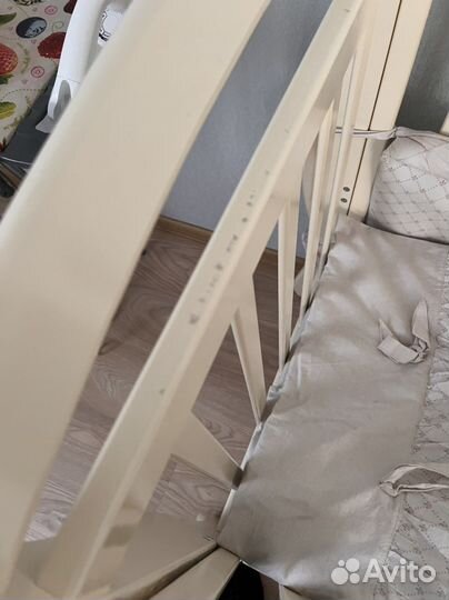 Детская кроватка с маятником и ящиком