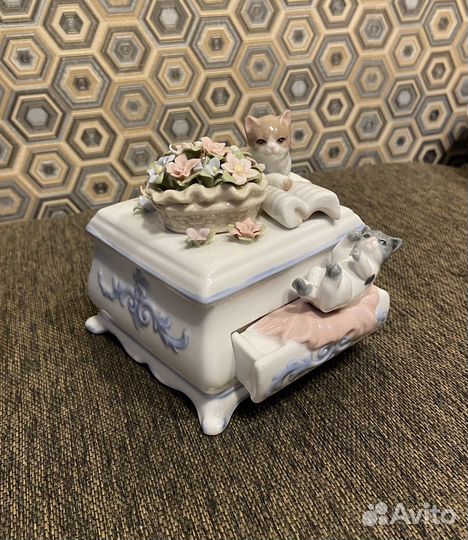 Фарфоровые статуэтки, кошки 10х10х10см