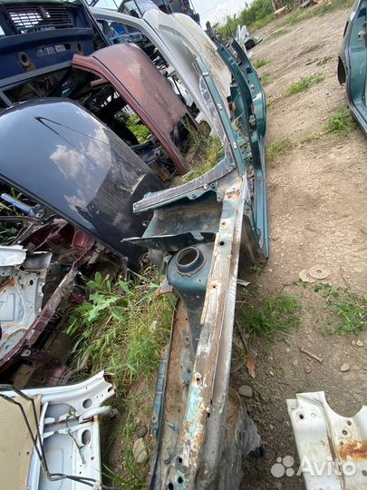 Передняя левая четверть Volkswagen Golf 3