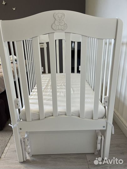 Детская кроватка с маятником