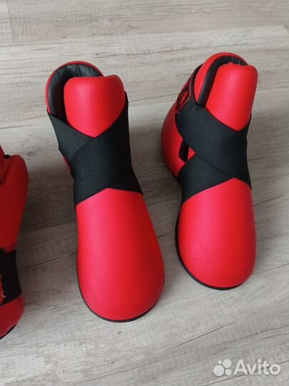 Перчатки, футы и шлем для тхеквондо