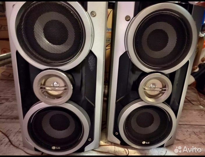 Мощные полочные колонки LG