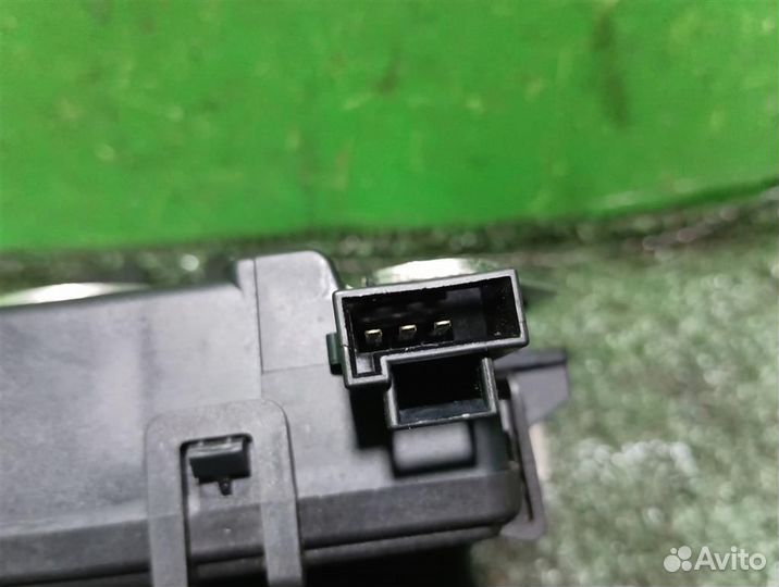 Замок крышки багажника Opel astra H 2009