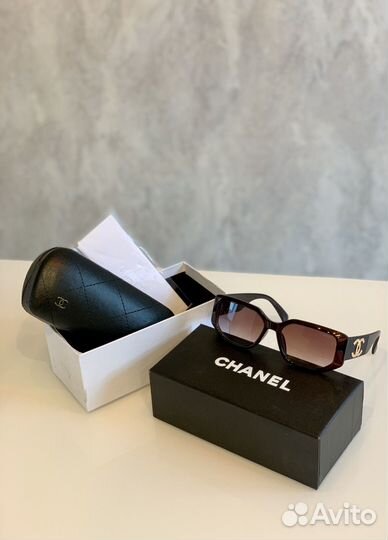 Солнцезащитные очки брендовые