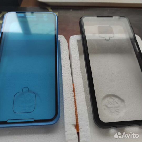 Чехол жёсткий фиксируется, на магнитах