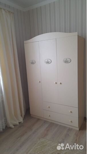 Шкаф детский трехстворчатый