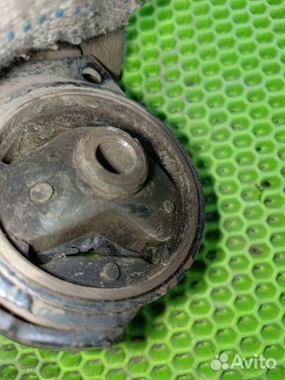 Подушка двигателя левая geely MK/cross