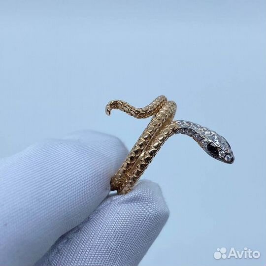 Золотое кольцо с камнем 18р