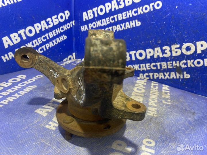 Передний правый поворотный кулак Toyota Camry 30