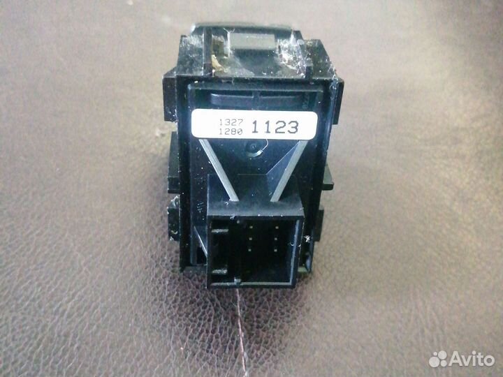 Кнопка стояночного тормоза Opel Astra J