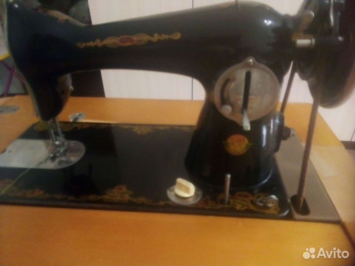 Продается швейная машина со столом