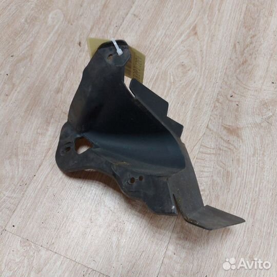 Дефлектор радиатора передний правый Mazda 3 BK