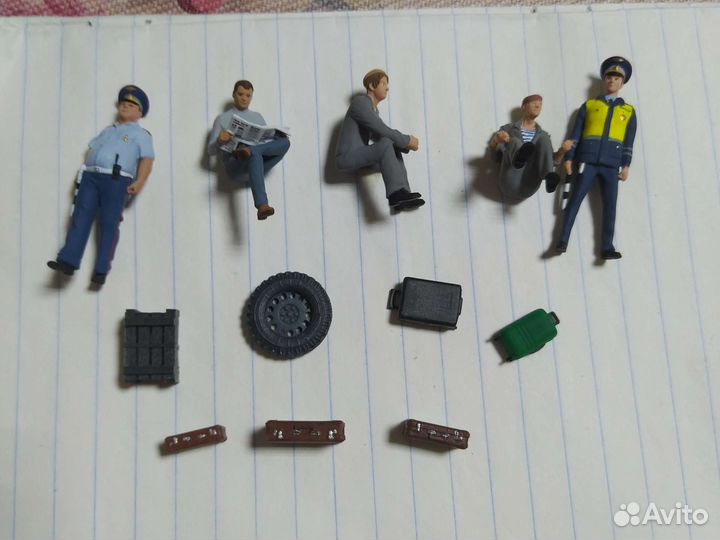 Лот под заказ 5 фигурок,5 чемоданов