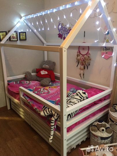 Кровать домик из бука белая