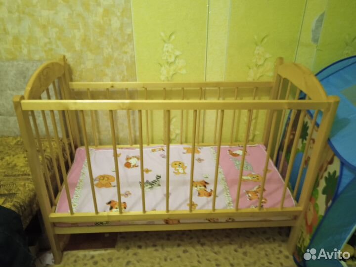 Детская кроватка с матрасом и бортиками