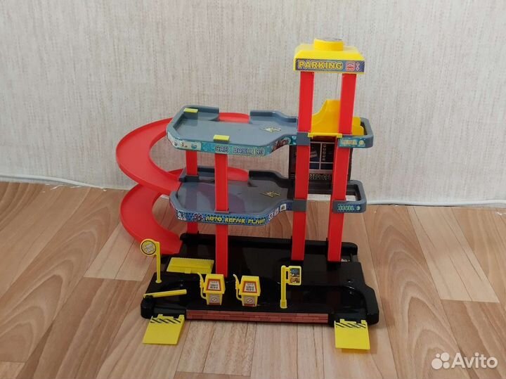 Трехуровневая парковка с лифтом и с 2 машинками