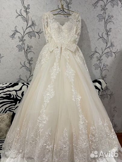 Свадебное платье со шлейфом 44 46