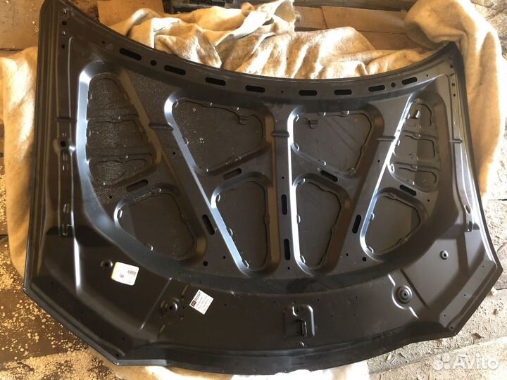 Передний капот на Mitsubihi oitlande