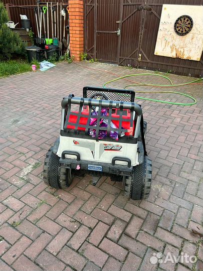 Электромобиль peg perego