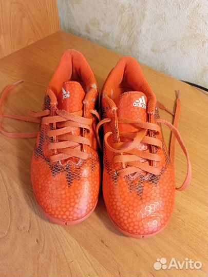 Футбольные бутсы adidas