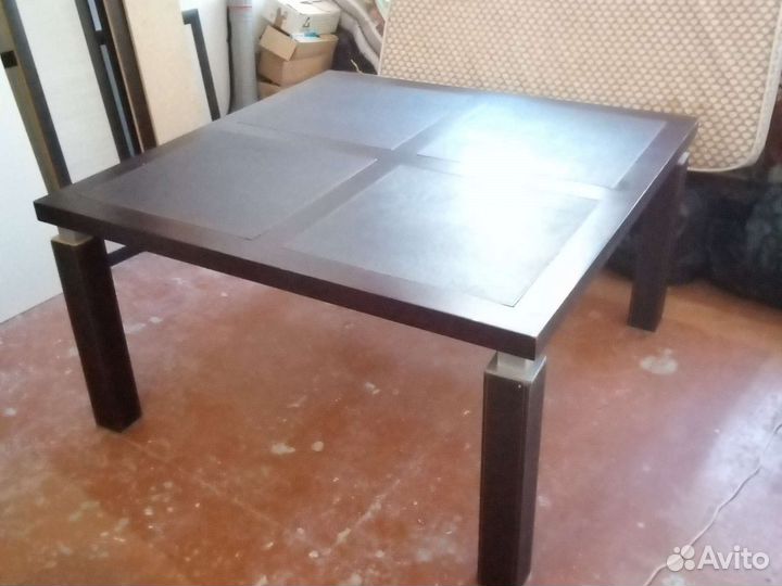 Стол 140х140. Кожа и дерево