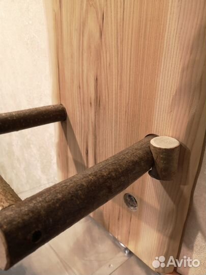 Настенный стенд для попугая